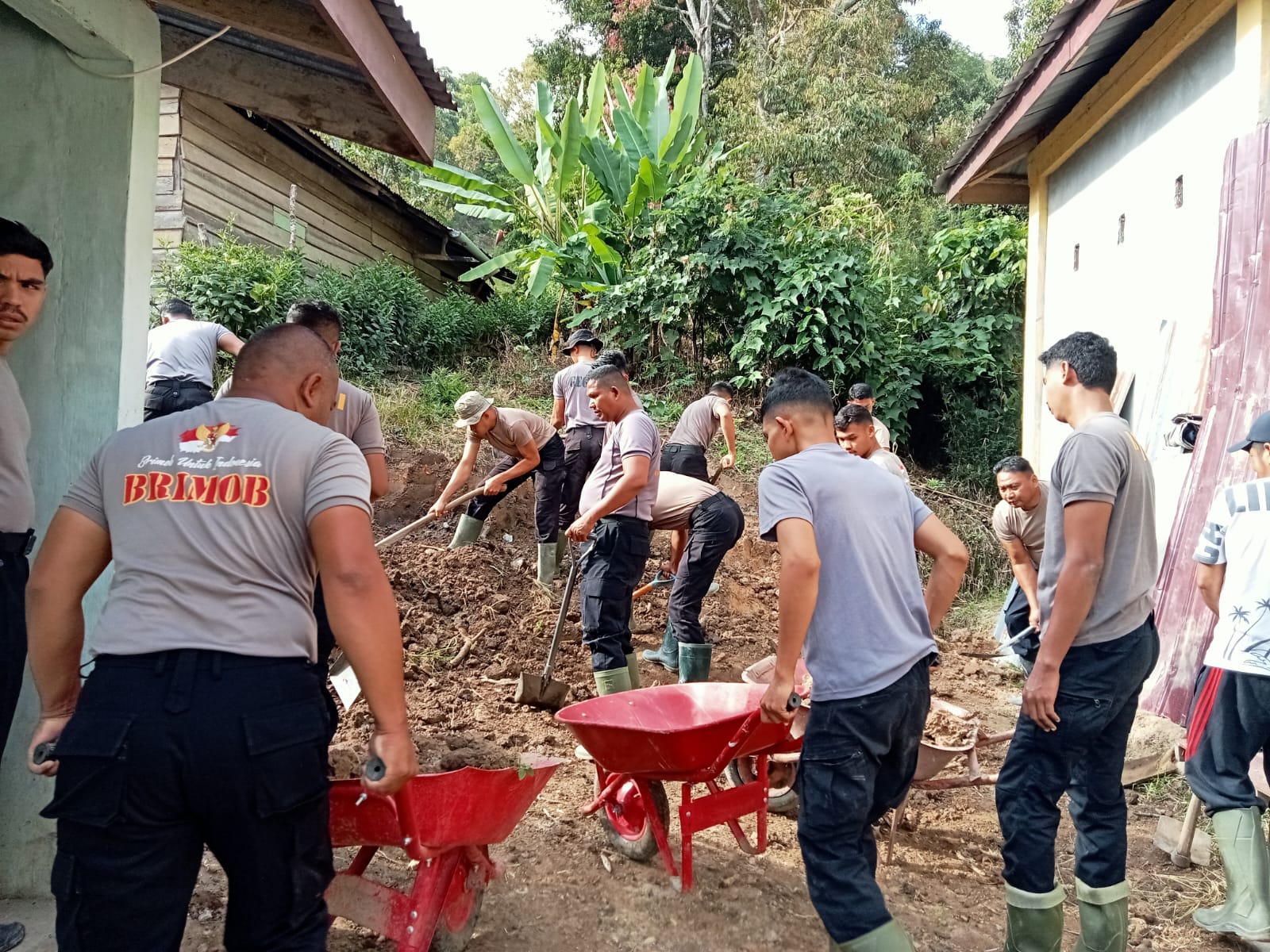 Personel Polres Aceh Tengah dan BKO Brimob Gotong Royong Bersihkan Fasilitas Umum di Dua Kecamatan