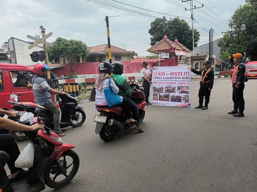 KAI Daop 2 Bandung Himbau Masyarakat Tertib Berlalu Lintas di Perlintasan Sebidang