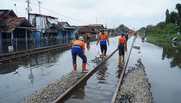 Cuaca Ekstrem dan Banjir Ganggu KA, Jalur Sragi–Pekalongan Normal Kembali