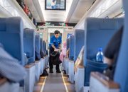 Petugas OTC KAI Services Viral Berkat Aksi Sigapnya Membantu Penumpang di KA Argo Semeru