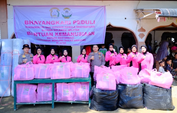 Bhayangkari Daerah Sulawesi Selatan Menyalurkan Bantuan  Ke Aceh