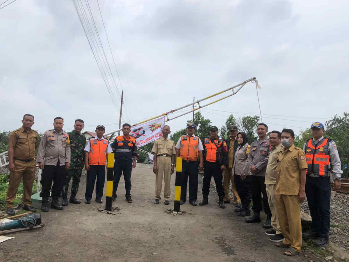 KAI Lakukan Penyempitan Perlintasan Sebidang di JPL 73 Weleri untuk Tingkatkan Keselamatan