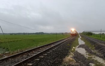 Jalur KA Tegowanu – Brumbung Aman Dilalui Usai Genangan Surut dan Dilakukan Penanganan Tim Daop 4, Perjalanan KA Normal Kembali