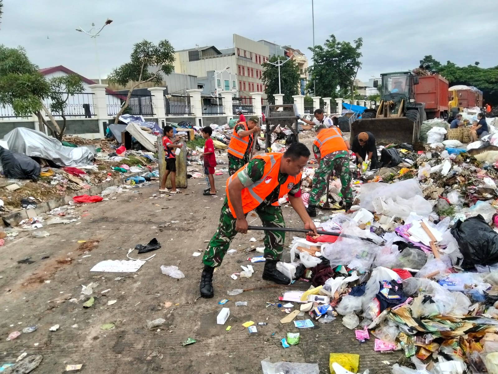 Kodim 0502/Jakarta Utara Bersama Pemkot Tangani Darurat Sampah Di Papanggo Tanjung Priok