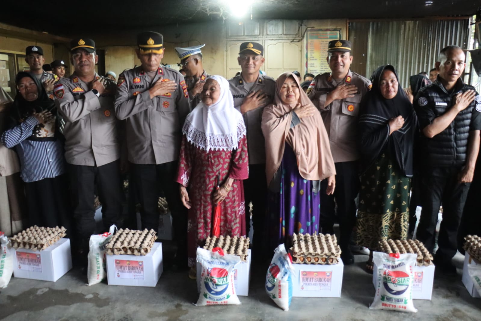 Sentuhan Jumat Berkah, Polres Aceh Tengah Salurkan Bantuan Sembako untuk Warga Lot Kala Kebayakan