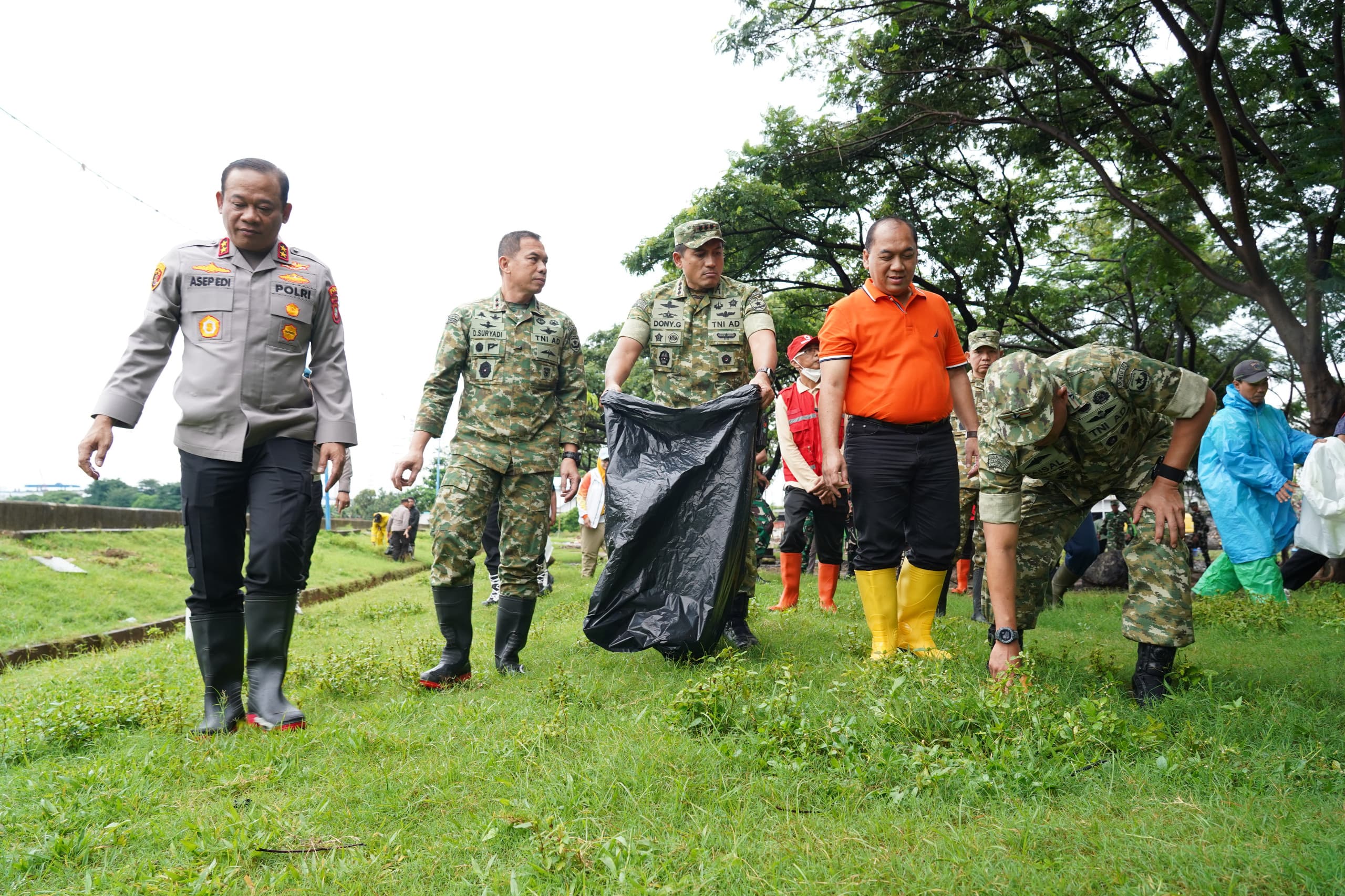 Hujan Tak Surutkan Semangat, Tiga Pilar Bersama Warga Jakarta Utara Gelar Karya Bhakti Bersih Lingkungan