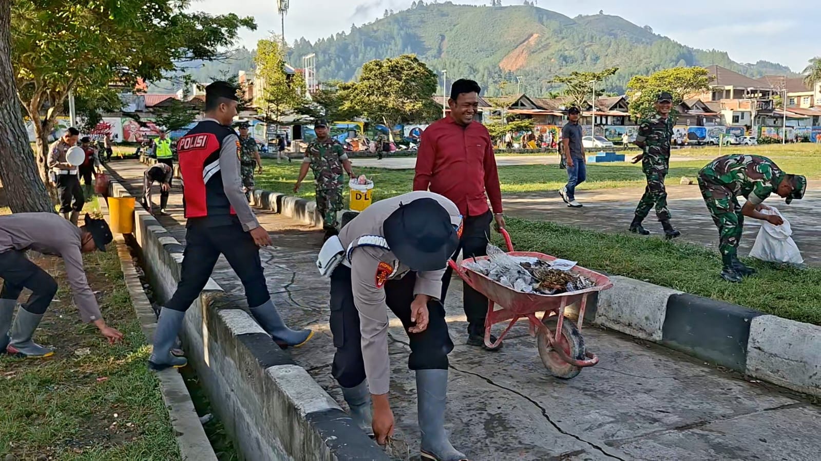 Sinergitas TNI–Polri di Aceh Tengah Gotong Royong Bersama Bersihkan Fasilitas Umum dan Tempat Ibadah