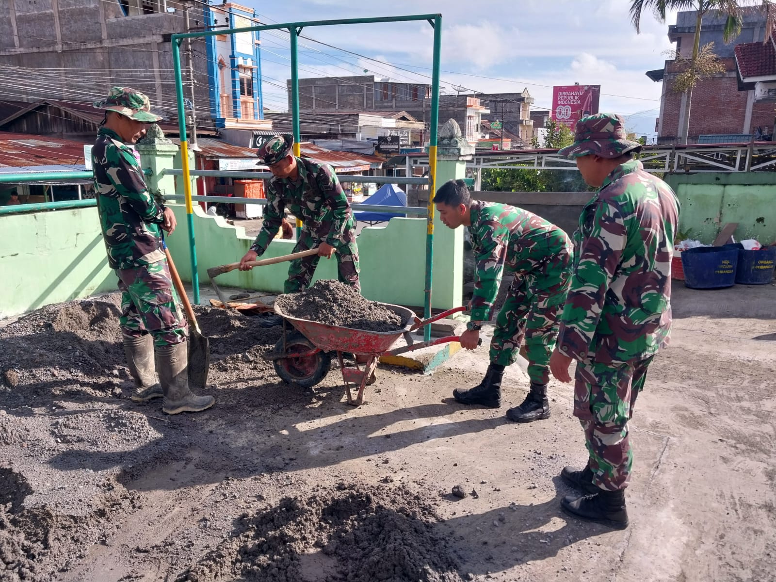 Perindah Pangkalan, Personel Koramil 01/Badar Laksanakan Pembersihan Dan Perbaikan