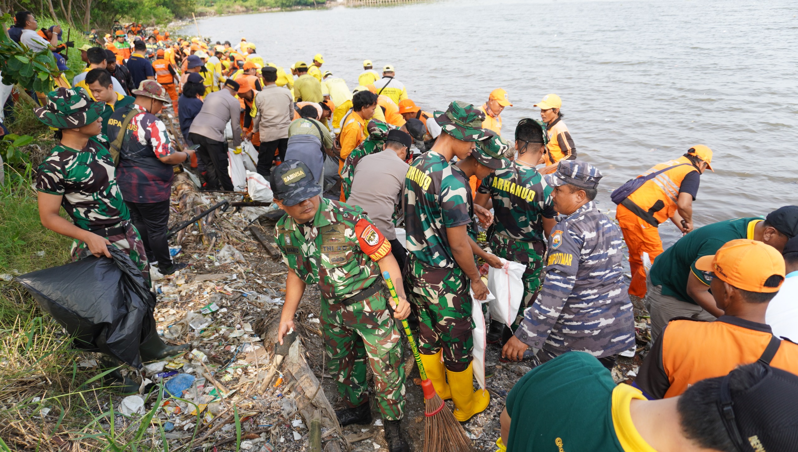 Kodim 0502/Jakarta Utara Bersama Forkopimko Gelar Korve Jaga Jakarta Bersih Di Pesisir Marunda