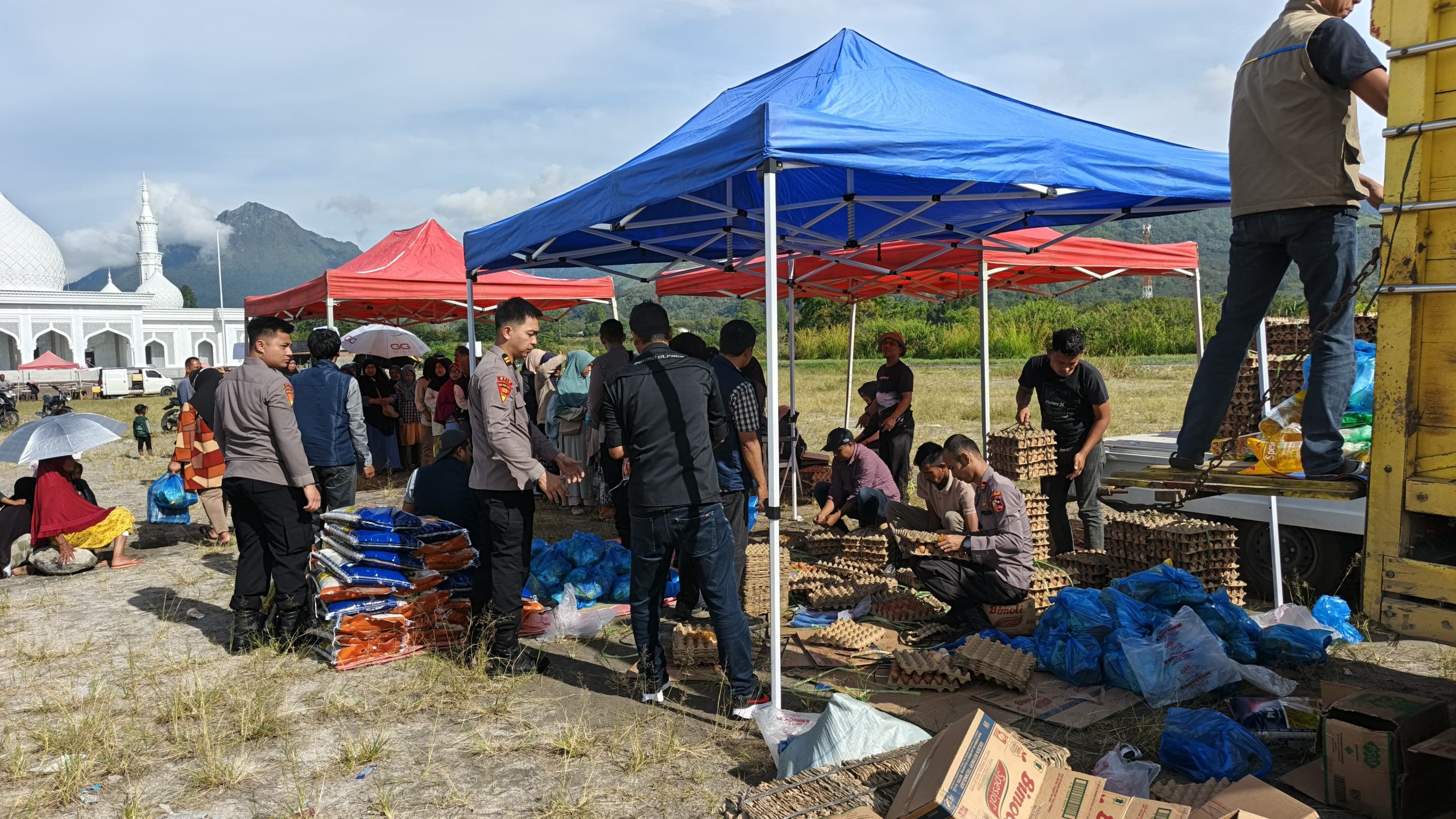 Mahasiswa STIK-PTIK angkatan 83 ikut serta dalam Giat Pasar Murah Sambut Ramadhan di Lapangan Masjid Babussalam Redelong