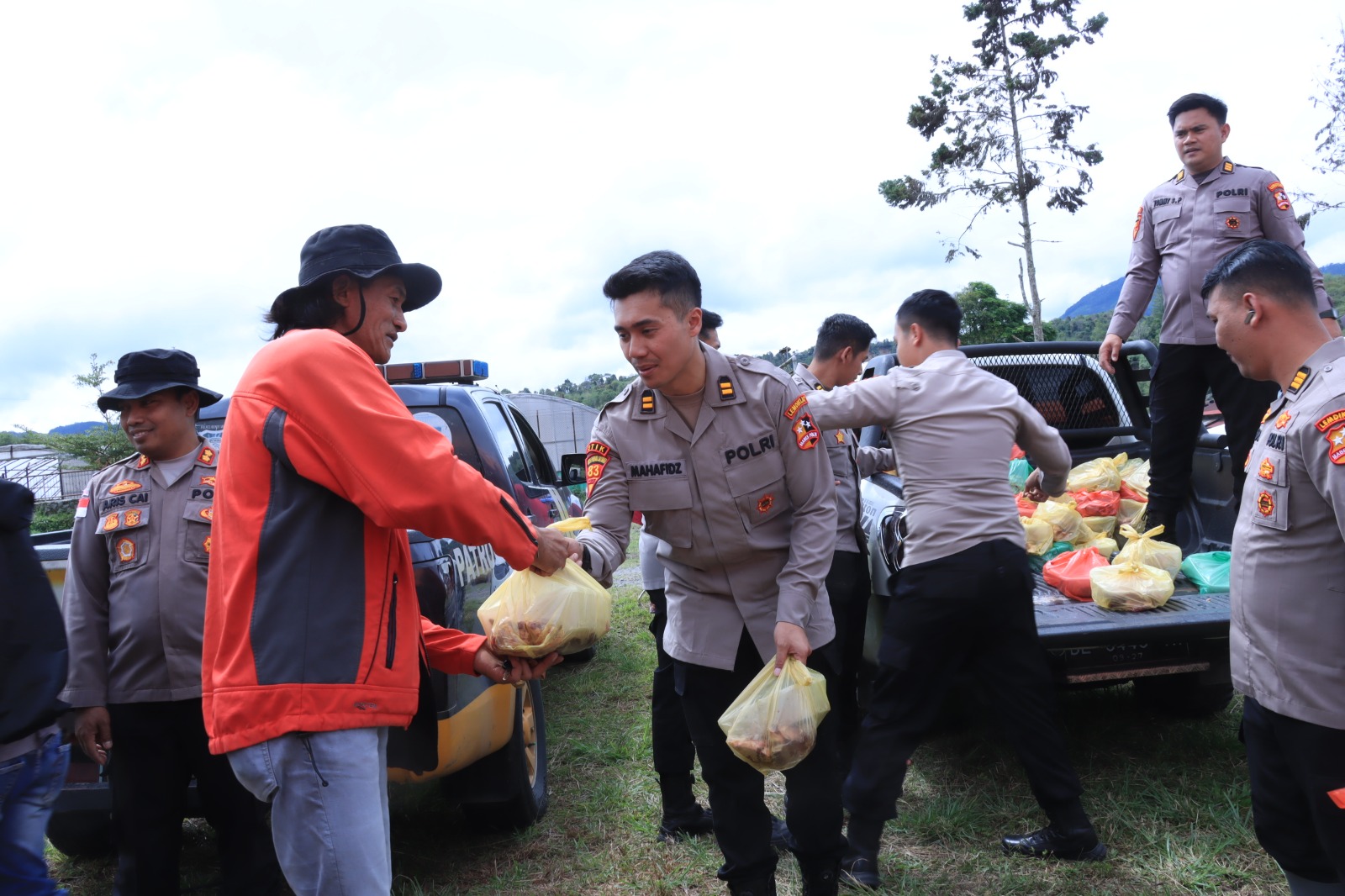 Mahasiswa STIK-PTIK Angkatan 83 Bagikan Daging Meugang dan Bansos Kapolri di Pengungsian Jamur Ujung