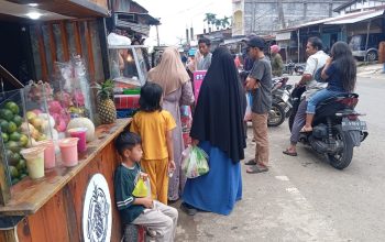 Hari pertama Ramadhan Pasar Takzil Blang Rakal Di padati pembeli.