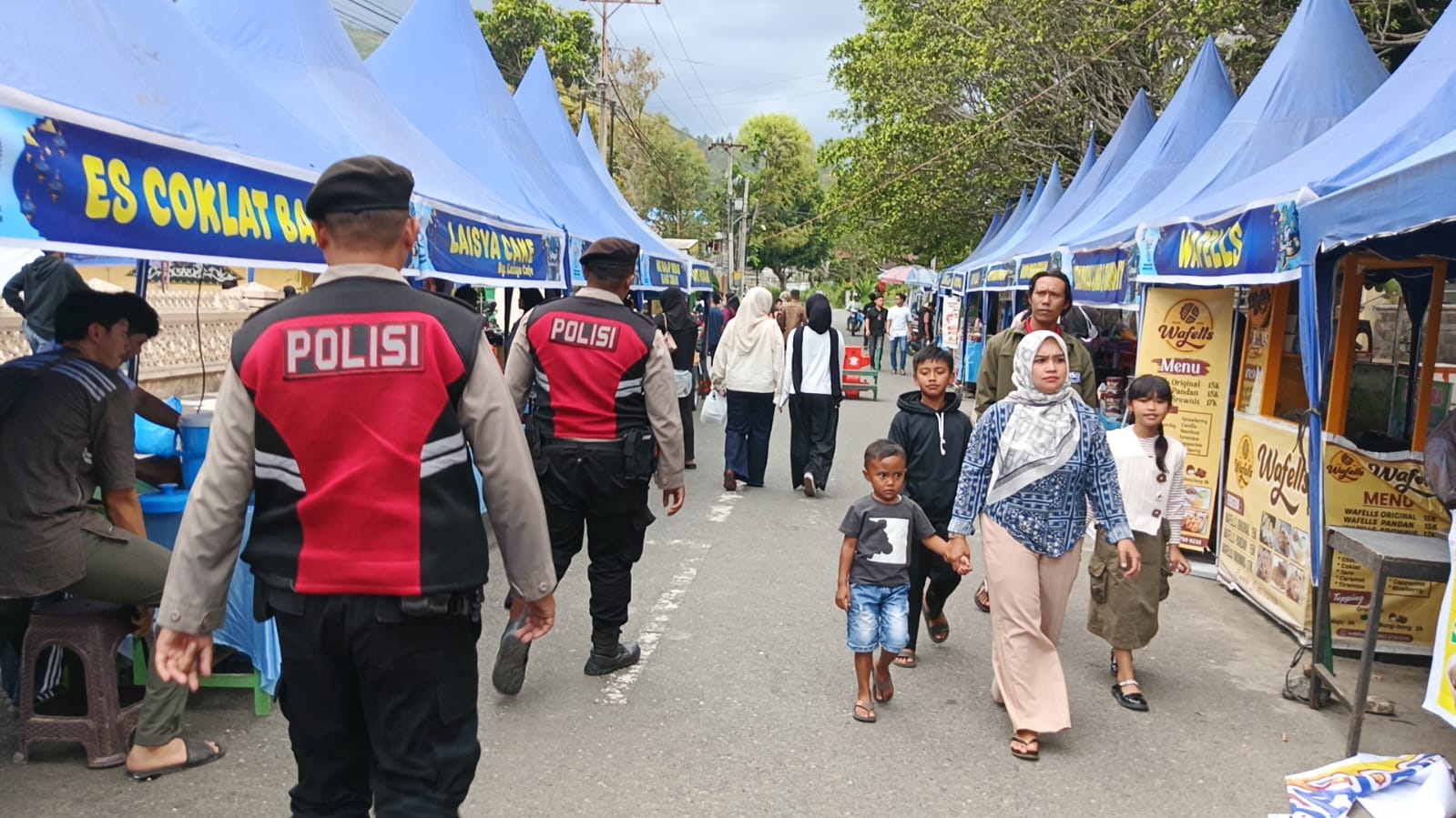 Polres dan Polsek Aceh Tengah Hadir Berikan Pelayanan dan Pengamanan di Simpang serta Pusat Takjil
