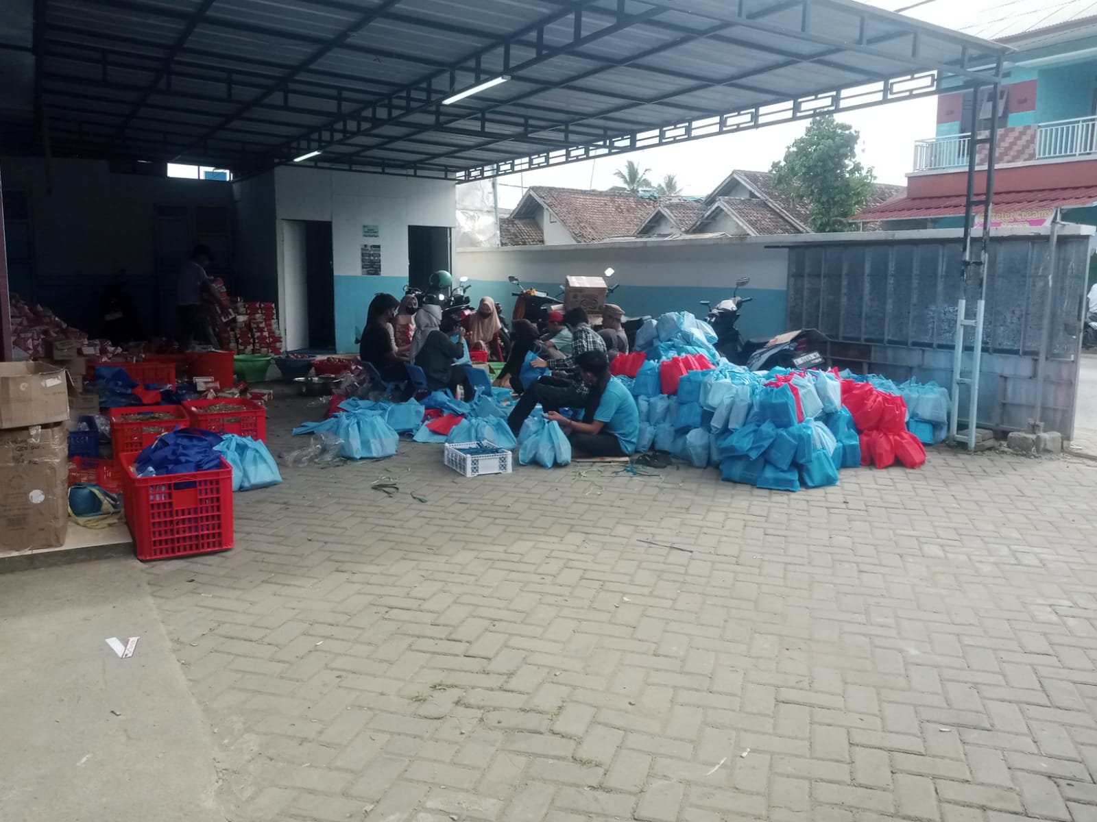 Wartawan Mutiaraindotv.my.id: Dilarang Ada di Dalam Area MBG Oleh Kepala SPPG Tambakbaya 004