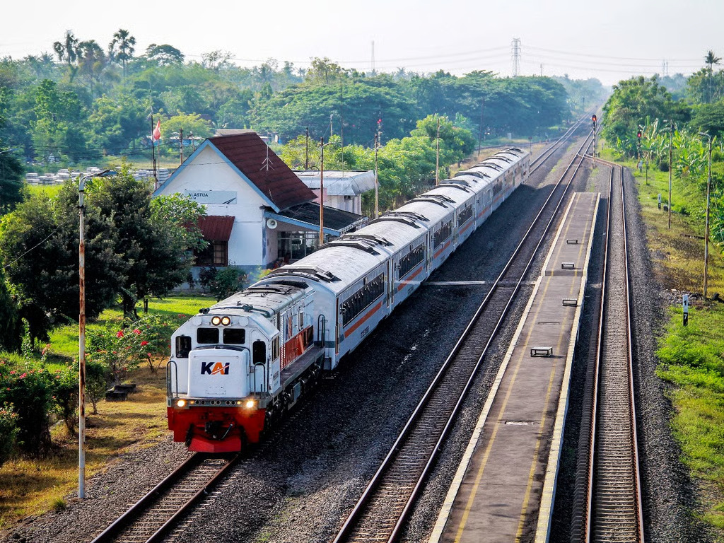 KA Harina Tertemper Mobil di Jalur KA antara Stasiun Brumbung – Alastua, KAI Imbau Masyarakat Lebih Peduli Keselamatan