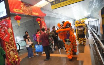 KAI Daop 2 Bandung Semarakkan Imlek 2026 dengan Dekorasi Meriah dan Atraksi Barongsai, Layani Puluhan Ribu Penumpang Selama Long Weekend