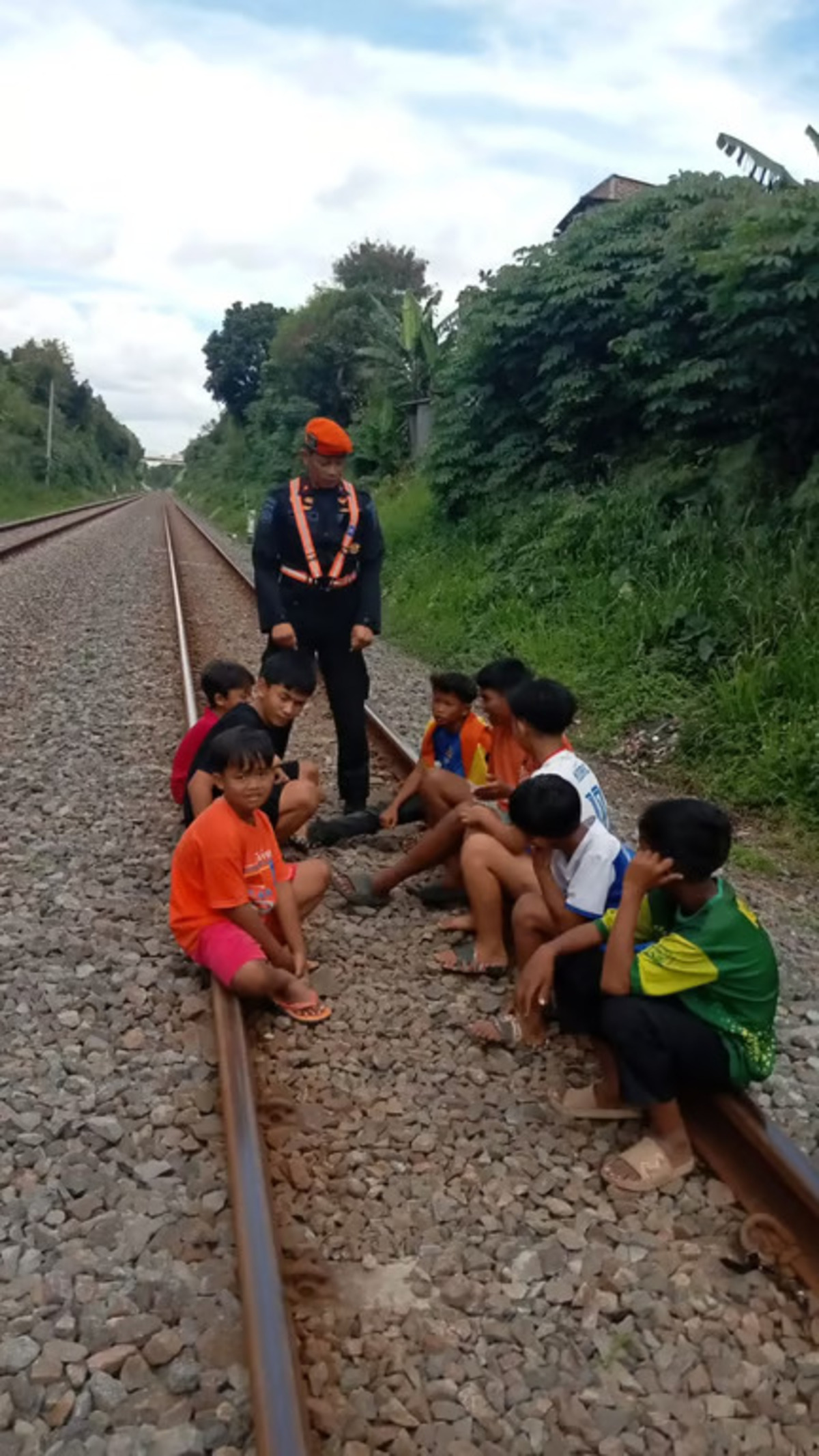 KAI Daop 2 Bandung Tegas Larang Masyarakat Beraktivitas di Jalur Rel Saat Ramadan, Langgar UU Bisa Terancam Sanksi Pidana