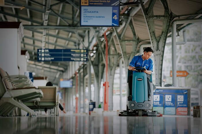 Ride On Scrubber, Si Kecil Andalan Resclean Buat Lantai Stasiun Bersih