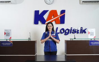Rayakan Momen Hari Valentine, KAI Logistik Bagikan Cokelat Untuk Pelanggan