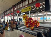 Sambut Tahun Baru Imlek, Atraksi Barongsai Hibur Pelanggan KA di Stasiun Semarang Tawang
