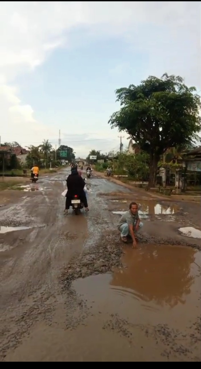 Jalan Provinsi Simpang PU Tulang bawang Barat -Tembus Lampung Utara Jalan Rusak Parah Hambat Lalulintas Dan Ekonomi Masarakat.