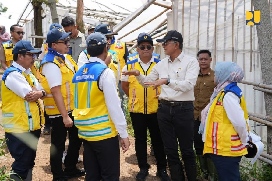 Tinjau Penanganan Longsor di Cisarua, Menteri Dody Instruksikan Balai Kementerian PU di Jawa Barat Siaga Penuh Dukung Evakuasi Longsor Cisarua