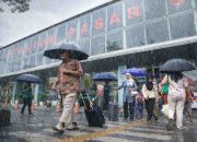 Musim Hujan, KAI Daop 1 Jakarta Bagikan Tips Naik Kereta Api agar Perjalanan Tetap Aman dan Nyaman