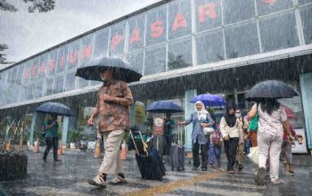 Musim Hujan, KAI Daop 1 Jakarta Bagikan Tips Naik Kereta Api agar Perjalanan Tetap Aman dan Nyaman
