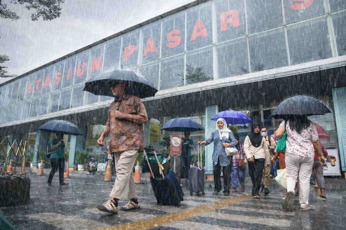 Musim Hujan, KAI Daop 1 Jakarta Bagikan Tips Naik Kereta Api agar Perjalanan Tetap Aman dan Nyaman