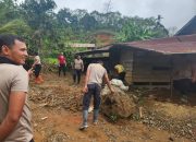 Polsek Celala Gotong Royong Bantu Warga Terdampak Banjir Bandang dan Longsor di Kuyun Lah