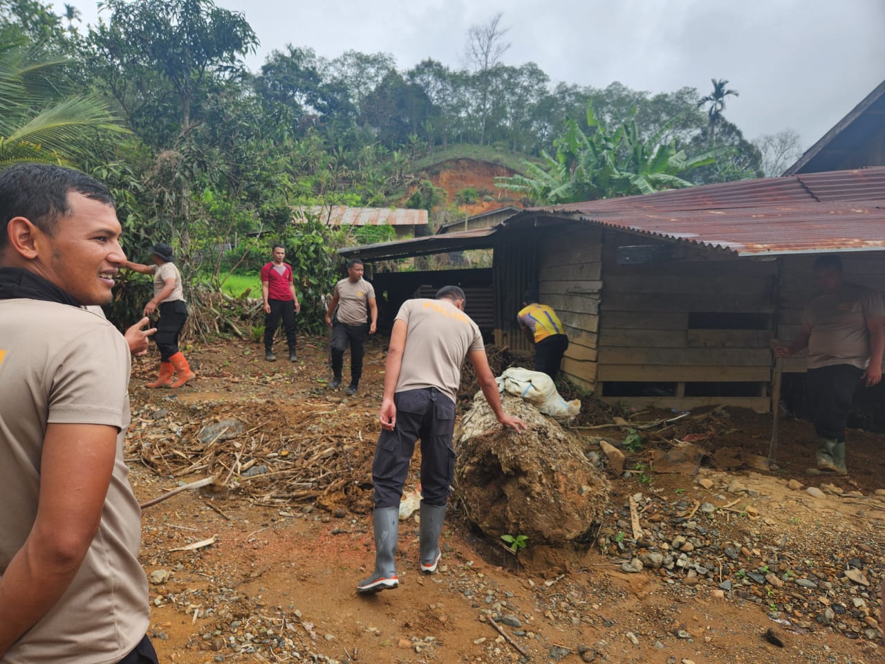 Polsek Celala Gotong Royong Bantu Warga Terdampak Banjir Bandang dan Longsor di Kuyun Lah