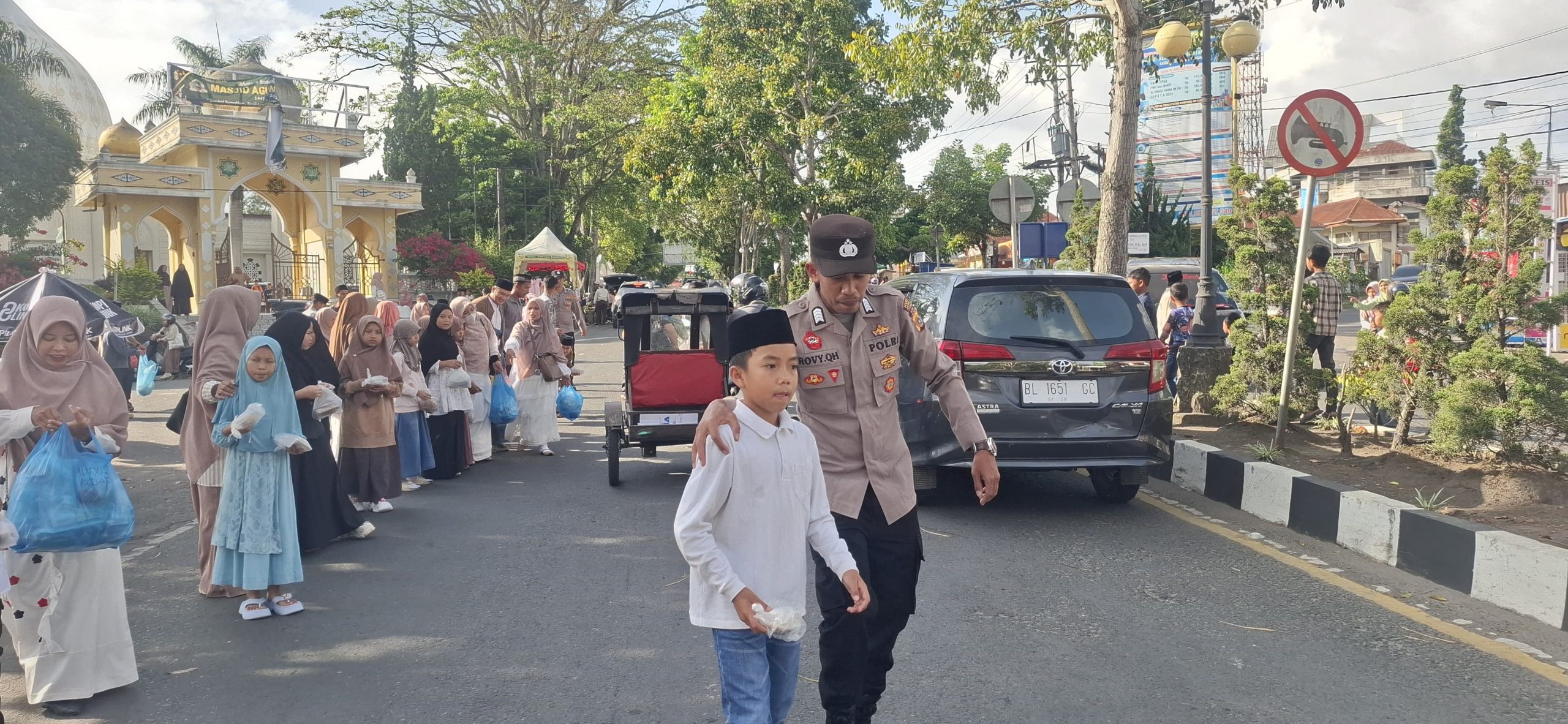 Polres Aceh Tengah Dampingi Pembagian Takjil Bersama Murid SD Islamic Character Takengon, Wujudkan Ramadan Penuh Kepedulian
