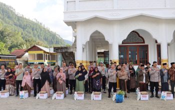 Jumat Barokah, Polres Aceh Tengah Salurkan Sembako ke warga terdampak dan Bibit Buah Dukung Green Policing