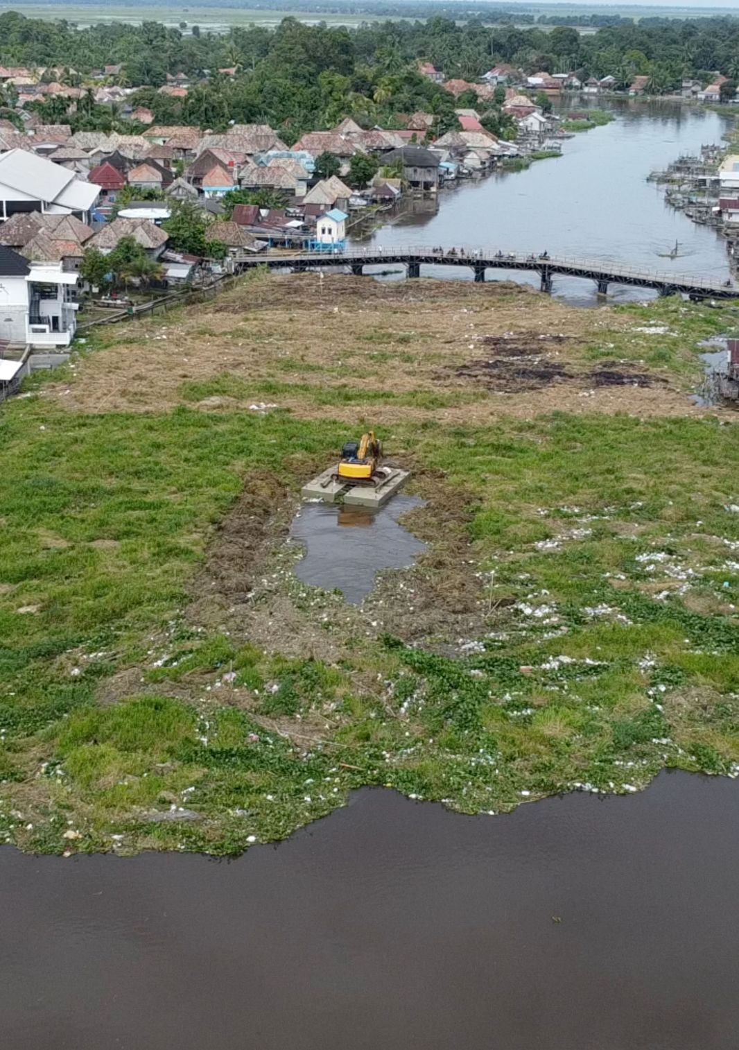 PUPR OKI Turunkan Alat Berat,  Bersihkan Gulma di Jembatan Belanti