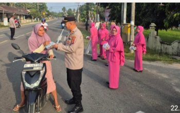Jelang Berbuka, Polsek Peudawa dan Bhayangkari Turun Bagikan Takjil