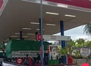 Antrean Panjang Kendaraan DI SPBU 23 353 20 Margodadi Pringsewu Lampung Dugaan Pelangsir BBM jenis solar semakin Meresahkan.