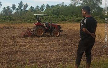 KEGIATAN PENGOLAHAN LAHAN KERING DAN PENANAMAN SEMANGKA OLEH BRIGADE MUDA TANI DESA PAYA GAJAH.