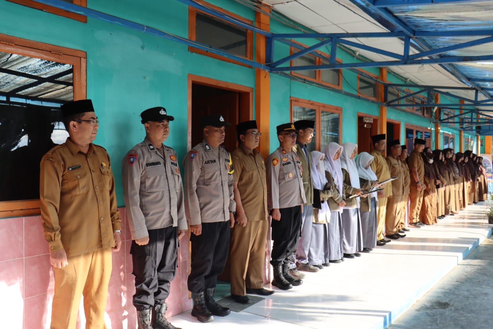 Polres Aceh Tengah Gelar “Saweu Sikula”, Polisi Jadi Pembina Upacara di Sejumlah Sekolah