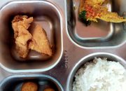 Anak-Anak Sekolah Kecewa MBG Yang Di Bagikan Di Duga Belum Matang Gorengan Ayamnya Sebagian Masih Berdarah