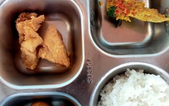 Anak-Anak Sekolah Kecewa MBG Yang Di Bagikan Di Duga Belum Matang Gorengan Ayamnya Sebagian Masih Berdarah