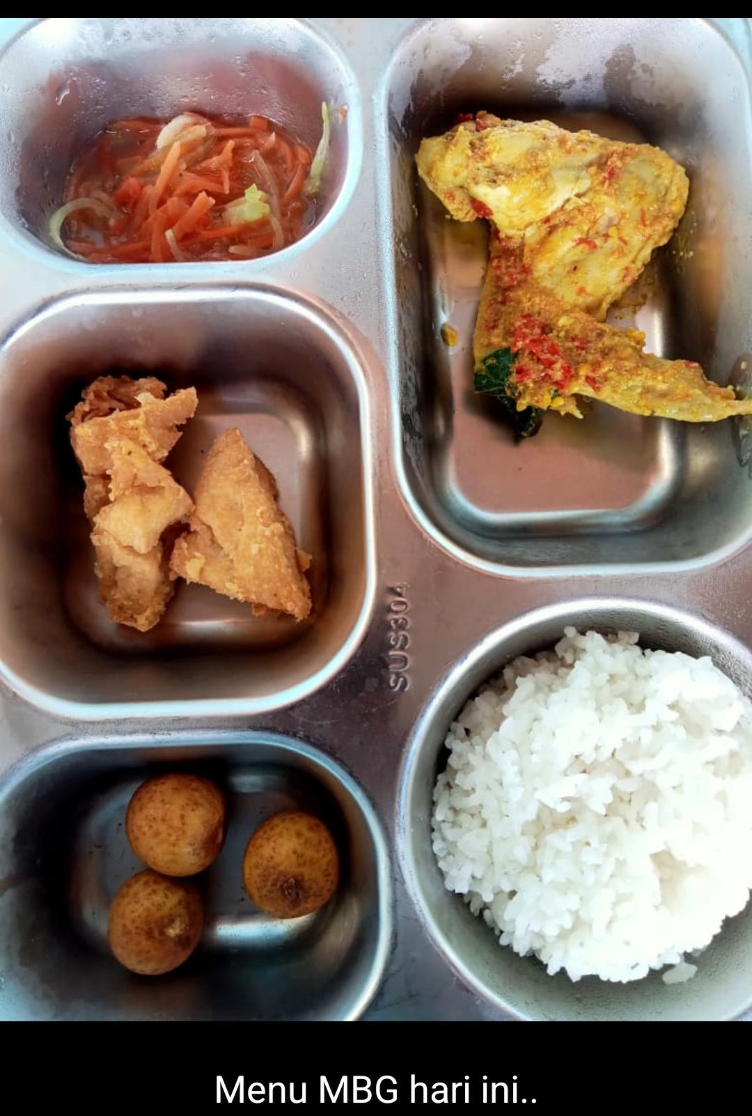 Anak-Anak Sekolah Kecewa MBG Yang Di Bagikan Di Duga Belum Matang Gorengan Ayamnya Sebagian Masih Berdarah