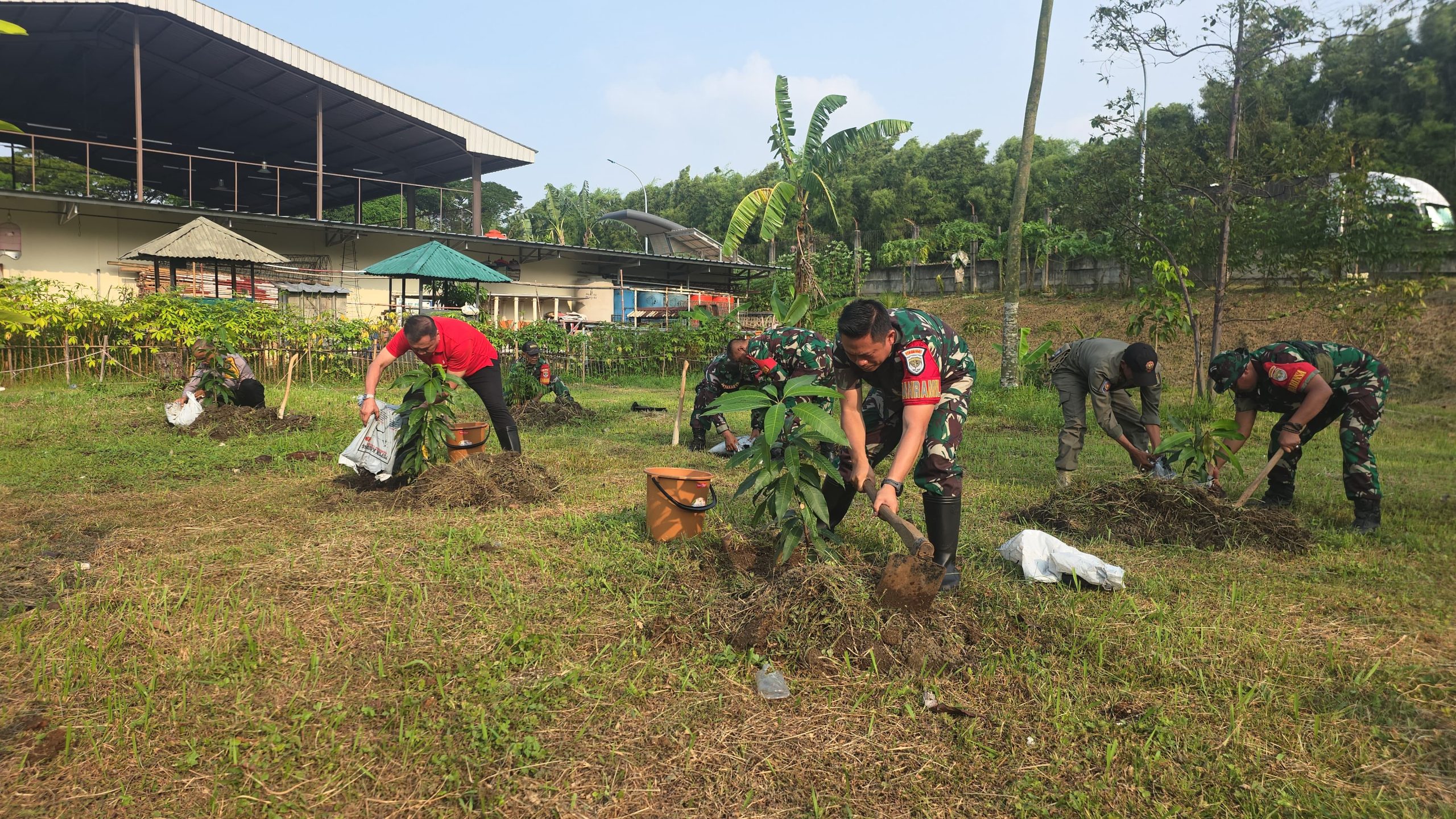 Peringati Hari Bumi, Koramil 02/Penjaringan Bersama Tiga Pilar Tanam 1.000 Pohon Buah