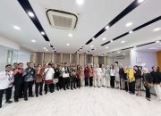 Peringati Hari Kartini, Pekerja BRI Branch Office Tanjung Priok Angkat Wastra Nusantara Lewat Pakaian Nasional
