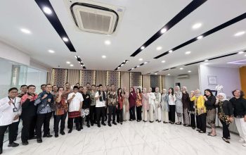 Peringati Hari Kartini, Pekerja BRI Branch Office Tanjung Priok Angkat Wastra Nusantara Lewat Pakaian Nasional