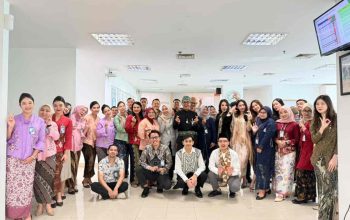 Peringati Hari Kartini, Pekerja Pria dan Wanita BRI Branch Office Segitiga Senen Kompak Kenakan Pakaian Nasional