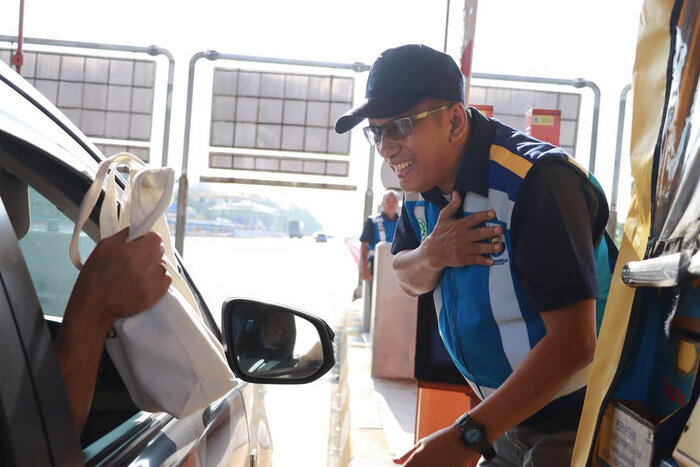 Rayakan Hari Konsumen, JTT Berikan Kejutan Manis Pengguna Jalan Tol Trans Jawa