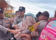 Bahasa Kiasan:Diduga Rudal Meledak Di Dalam Mobil,Depan RSUD Datu Beru Takengon Selonsong Di Kerumuni Warga.