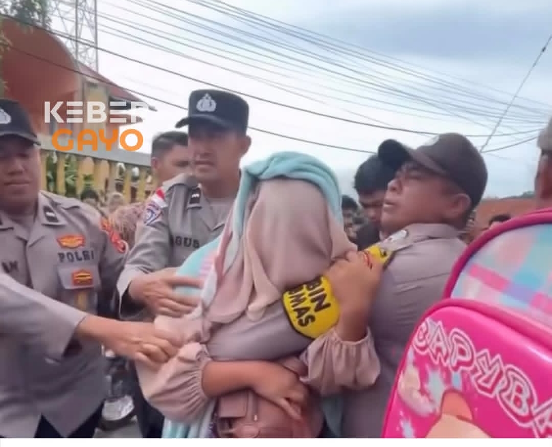 Bahasa Kiasan:Diduga Rudal Meledak Di Dalam Mobil,Depan RSUD Datu Beru Takengon Selonsong Di Kerumuni Warga.