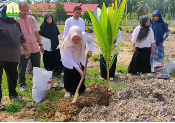 HARAPAN BARU DARI GERAKAN HIJAU DI SMA NEGERI UNGGUL: PENANAMAN POHON SEBAGAI WARISAN MASA DEPAN