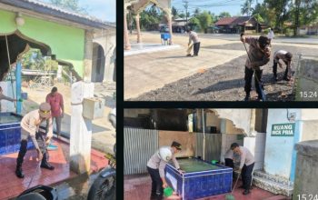 Menyapa Warga Lewat Aksi Nyata, Kapolsek Peudawa Bersihkan Masjid.
